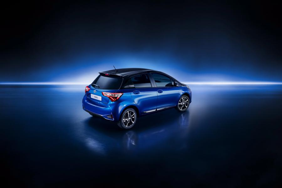  Toyota Yaris Hybrid Bi-Tone 2017 года  (фото 2 из 42)